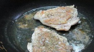 Куриные бедра под творожным соусом