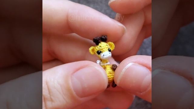 Миниатюрный вязаный жираф // Miniature crocheted giraffe