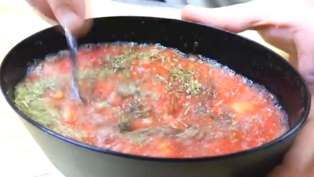 Жареная говядина на сковороде с помидорами