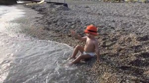 Кидает камешки в море