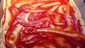 Пицца с тунцом и кукурузой.