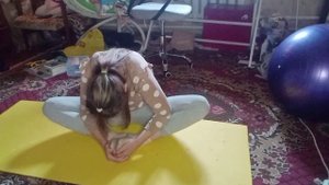 Как сесть на поперечний шпагат.Разтяжка || ромашка