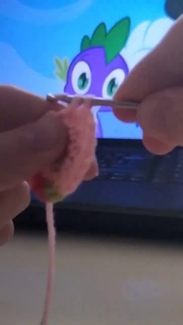 Чем занять руки во время просмотра сериала? #вязание #вязаниекрючком смотреть онлайн