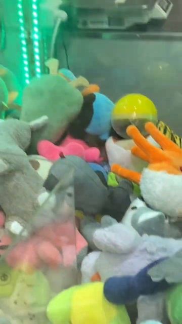 БАСИК ЛАПОЧКА В АППАРАТЕ ИГРУШЕК 😻#toys #clawmachine #games #shorts #басик #игрушки #игры смотреть онлайн