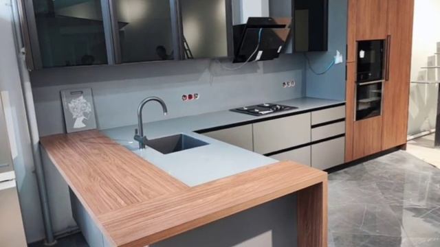 Кухня на заказ по индивидуальному проекту с каменной столешницей и шпоновыми фасадами. смотреть онлайн