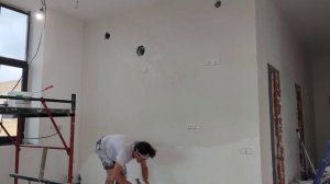 Нанесение штукатурки травертин