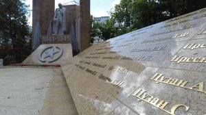 (12+) Кто виноват в исчезновении фамилий и имен Героев с обелиска в мкр. Пироговский?