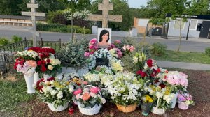 Сотни тысяч красивых цветов на могиле актрисы Анастасии Заворотнюк 🙏 29 мая 2025. Троекуровское.