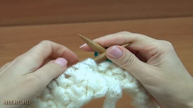 Стильная шапка круговым вязанием. Урок 252 смотреть онлайн