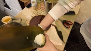 Китайские студенты в Казани отмечают Дуаньу — мастерят традиционные цзунцзы