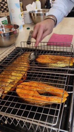 Лайфхак от нашего шеф повара! Как снять рыбу с решетки и не порвать ее.
