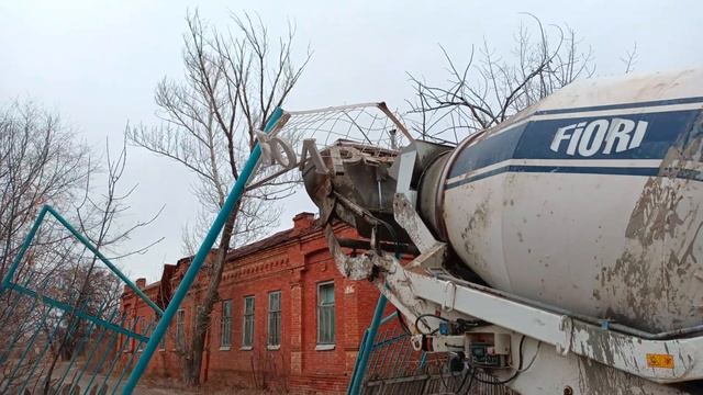 бетономешалка испортила ворота Золотовской больницы.