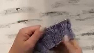 Красивая объемная зимняя шапка спицами