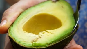 Хрустящий картофель с соусом из авокадо