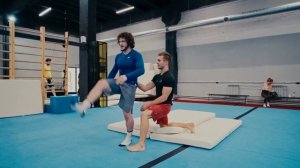 КАК СДЕЛАТЬ САЛЬТО НАЗАД С ОДНОЙ НОГИ!? Простой и легки