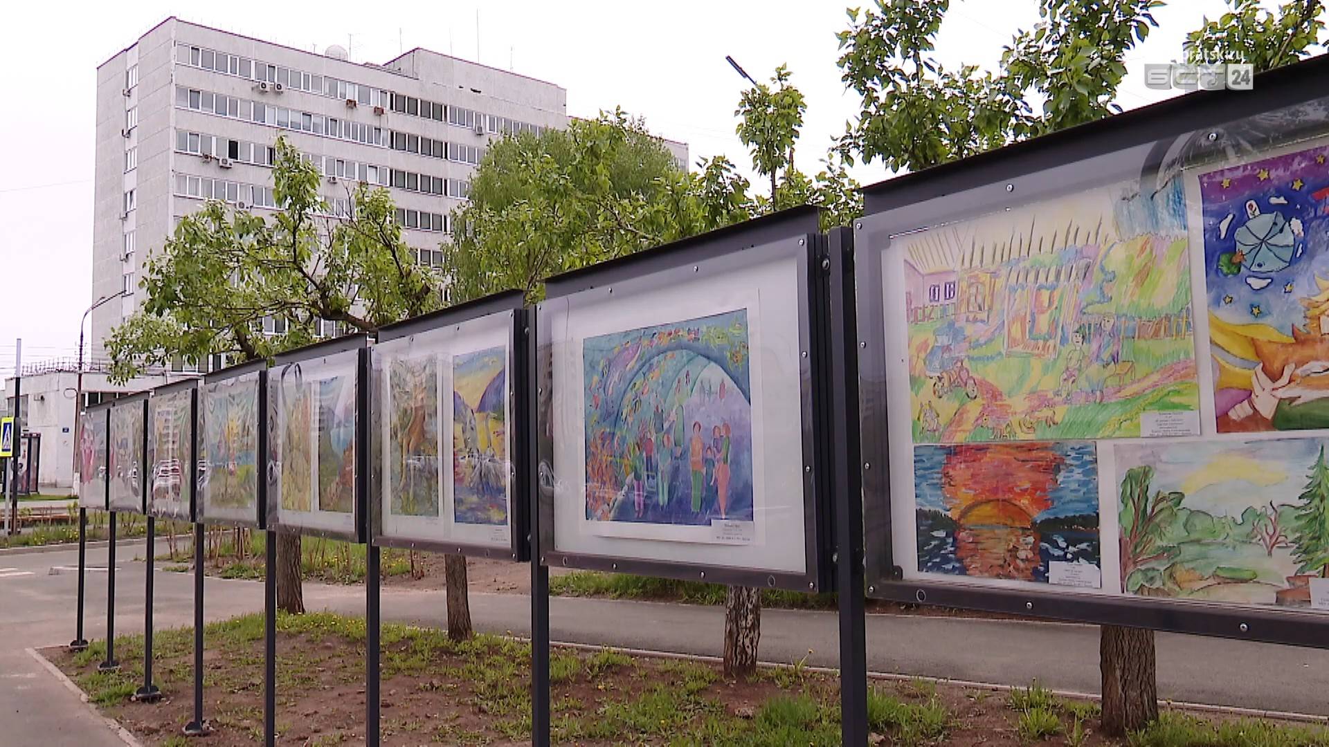 Уличную галерею на улице Кирова украсили детские рисунки