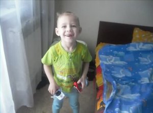 День рождение у ребенка в 2013 году, хвастается подарками, новыми игрушками