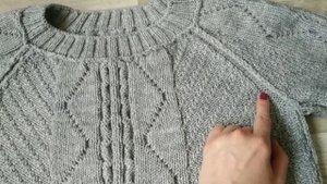Красивый серый пуловер регланом снизу. Обзор. Как связать?