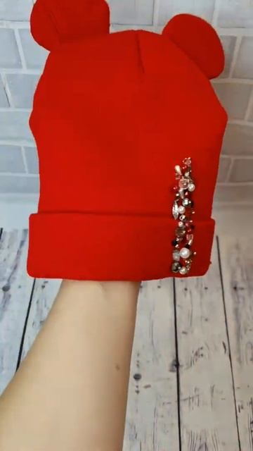 Шапочка детская с декором ручной работы.