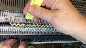 Фасонные убавки/прибавки на английской (рыбацкой) резинке в машинном вязании