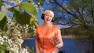 Расцвела сирень  черемуха в саду