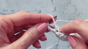 2 изнаночные петли вместе с наклоном вправо на лицевой стороне - бабушкин способ вязания петель