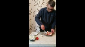 салатик с кириешками  и помидором