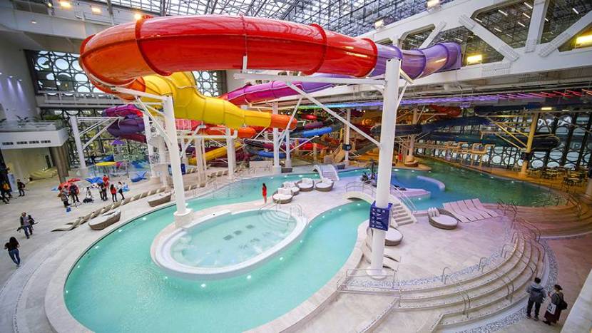 В Москве мужчина упал с высоты в аквапарке «Лужники» смотреть онлайн