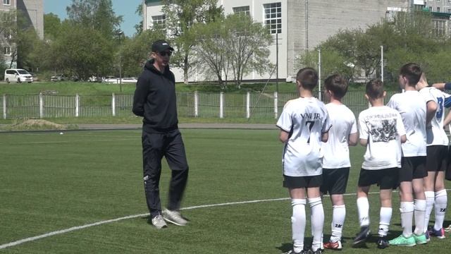 Шестнадцать  команд юных футболистов борются за победу.