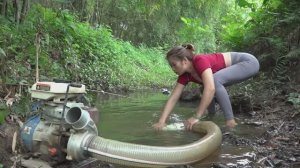 Откачала всю воду из запруды, чтобы собрать рыбу, для продажи на рынке.