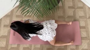 Горячая девушка занимается откровенной йогой