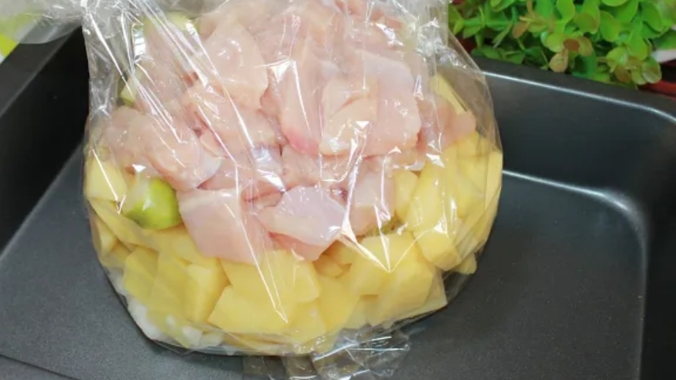 Ароматное блюдо в пакете для запекания. Все продукты очень простые и есть у вас в холодильнике.