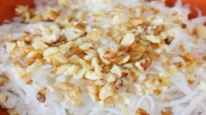 Салат с дайконом, семенами льна и орехами