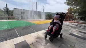 СОФИЯ СМОТРИТ НА ФОНТАН #baby #фонтан #дети