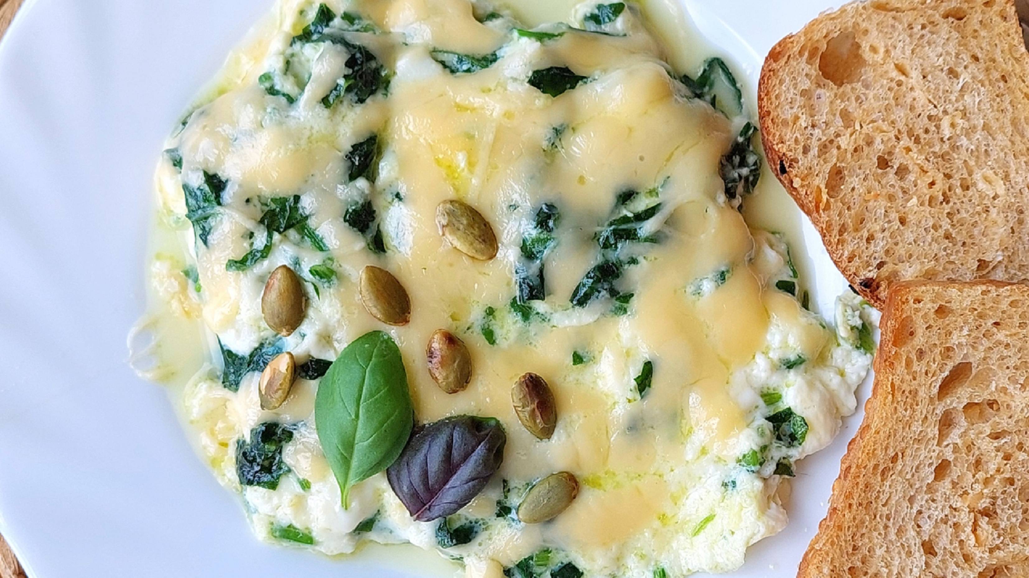 Шпинат в нежной яично - молочной заливке с сыром. Хлеб. Вкусный завтрак обеспечен.
