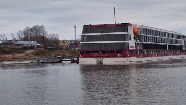 тх Мустай Карим заходит в затон и швартуется к берег?