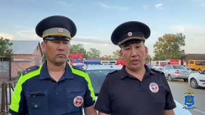 Астраханские полицейские эвакуировали пожилую женщину и мать с детьми из пожара в Караагаше