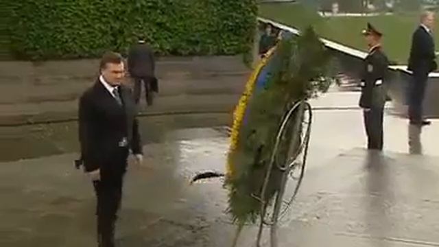 Венок напал на Януковича.. смотреть онлайн