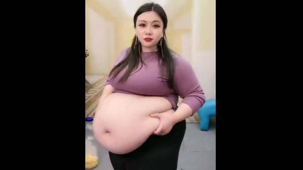 девушка с толстым животом