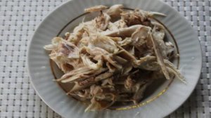 Салат из молодой капусты с курицей и кукурузой