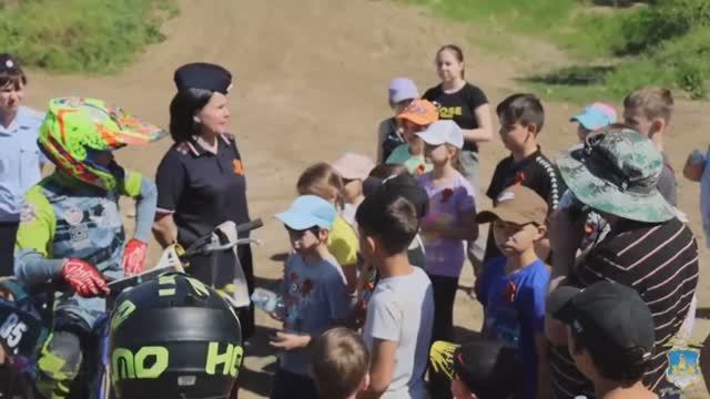 В Костроме полицейские поздравили с праздником ребят из семей, оказавшихся в трудной ситуации
