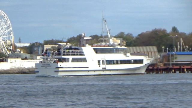 Анапа. В море на катере. Поймали ядовитую рыбу - морско? смотреть онлайн