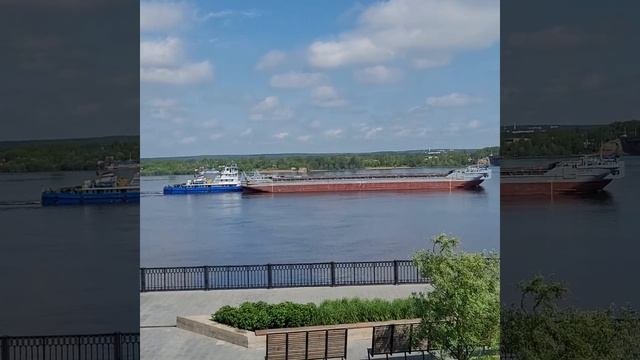 Маленький пароходик толкает здоровую баржу!!! смотреть онлайн