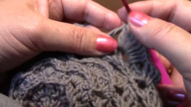 Вязание женской шапки с вогнутыми и простыми столбиками крючком часть 8 из 15 смотреть онлайн