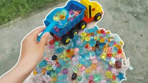 Машинка катает фигурки - видео для детей развивающие
