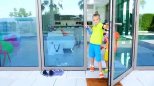 влад и никита играют с мамой