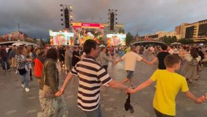 Огромный хоровод на эспланаде в Перми. Видео Камиль Га