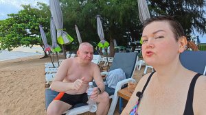 ДОПРЫГАЛАСЬ на волнах, что то с БОЛЬНОЙ НОГОЙ 😭 Море в Паттайе в неСезон! Отдых в Таиланде Влог