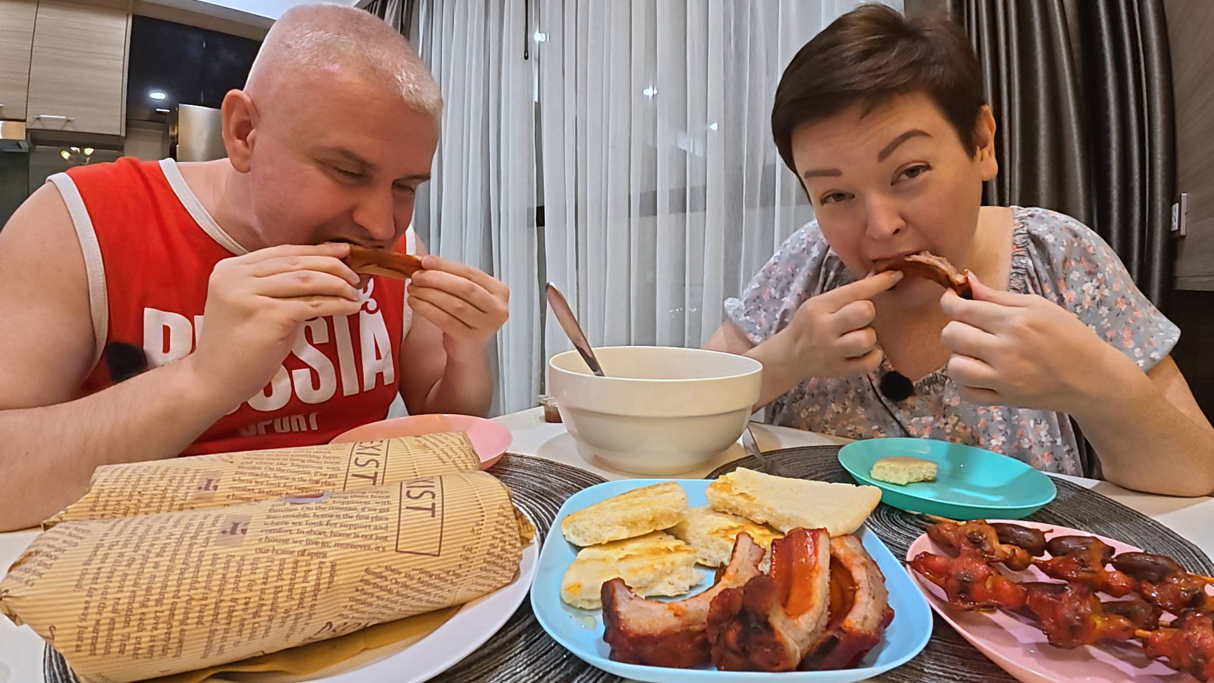Мукбанг ОБЪЕДАЕМСЯ на ночь глядя и ХУДЕЕМ БЕЗ ДИЕТ! Вкусные ребрышки, кебаб, шаурма и салат на ужин