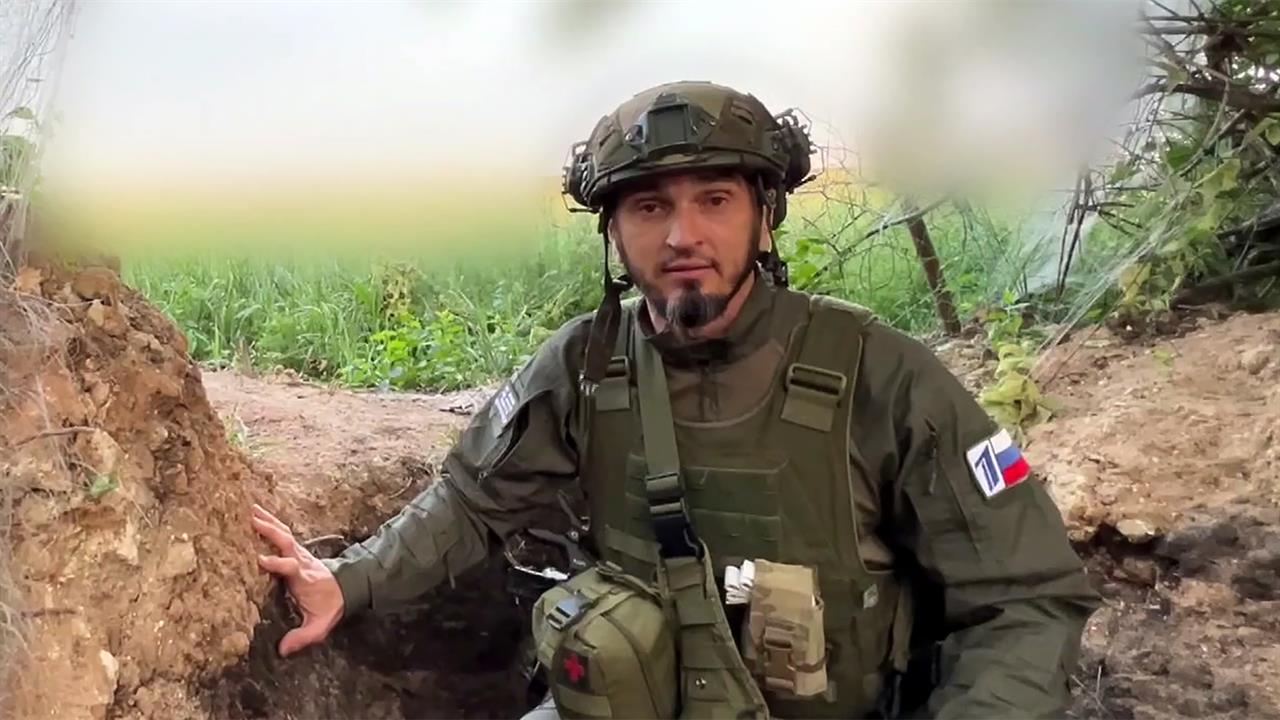 Военкор Первого канала Гусейн Гусейнов проводит сбор для бойцов 346-й гвардейской бригады